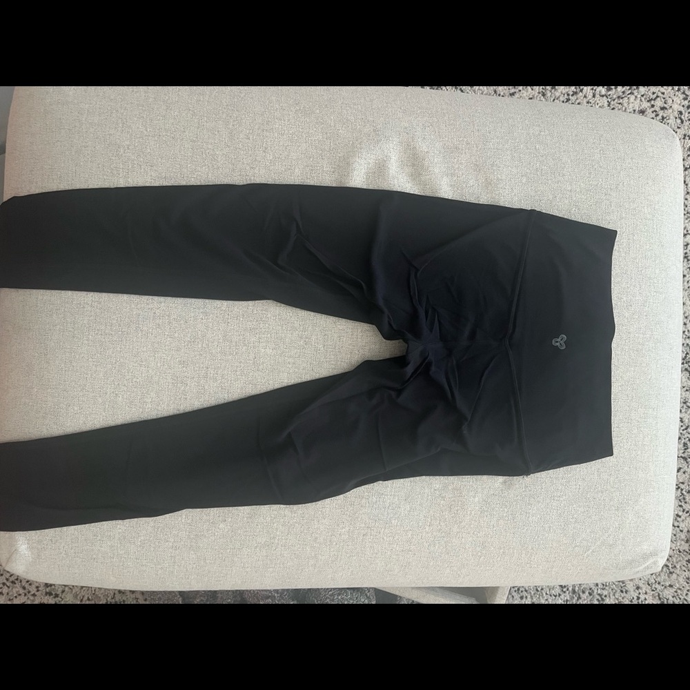 Aritzia TNA butter leggings